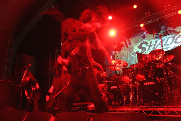 Shadows Fall – Auch auf minimaler Bühne gehen die Jungs ziemlich steil. – 