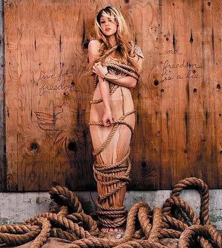 Shakira im Studio und auf der Bühne. – 