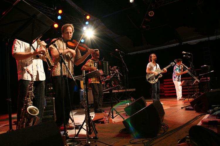 Shantel und das Bucovina Club Orkestar beim Zeltival in Karlsruhe. – 