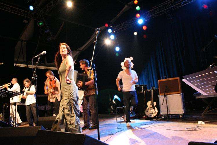 Shantel und das Bucovina Club Orkestar beim Zeltival in Karlsruhe. – 
