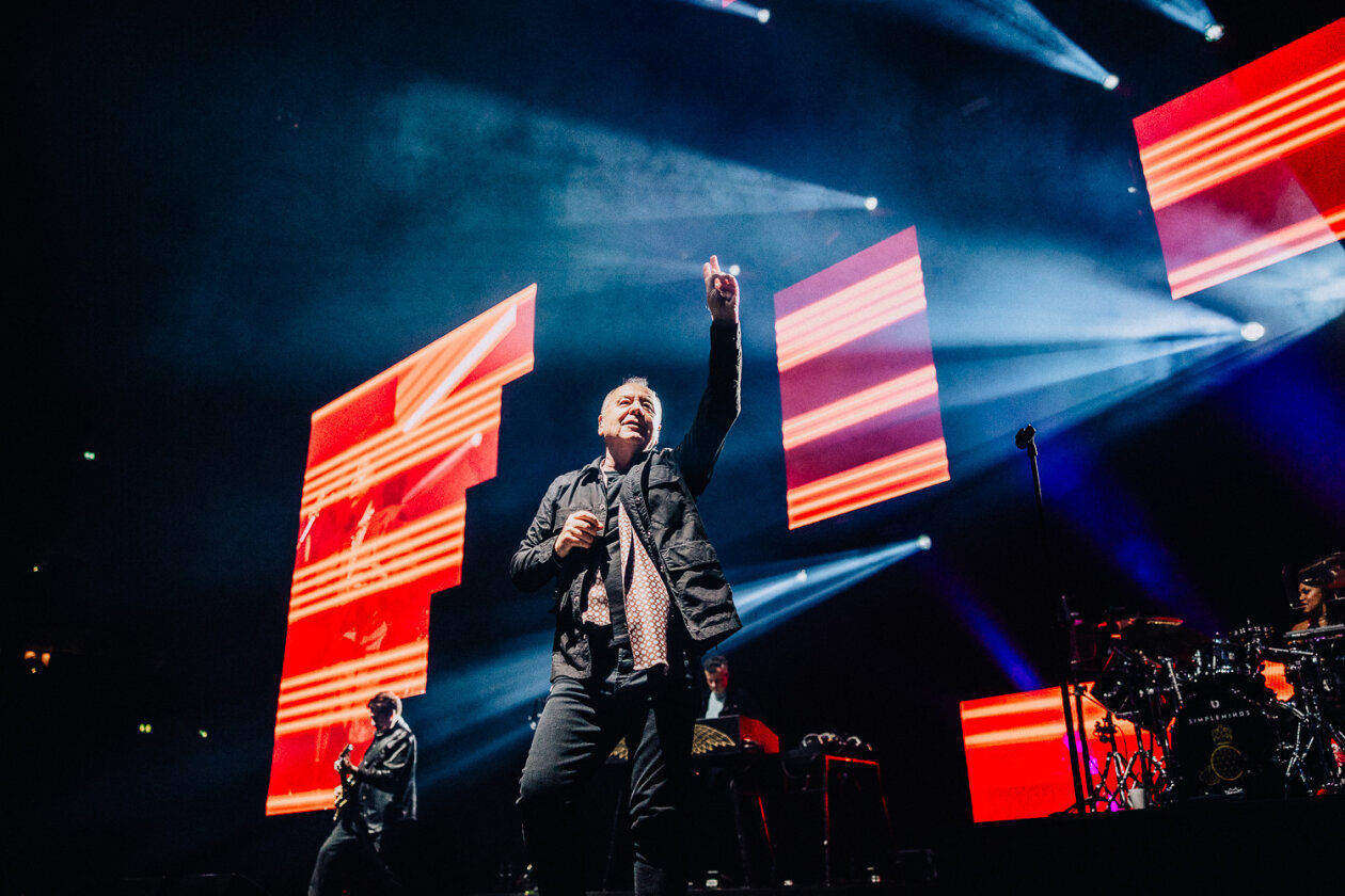 Auf Stippvisite in der Haupstadt: Jim Kerr, Charlie Burchill und Band auf Global Tour 2024. – Simple Minds.