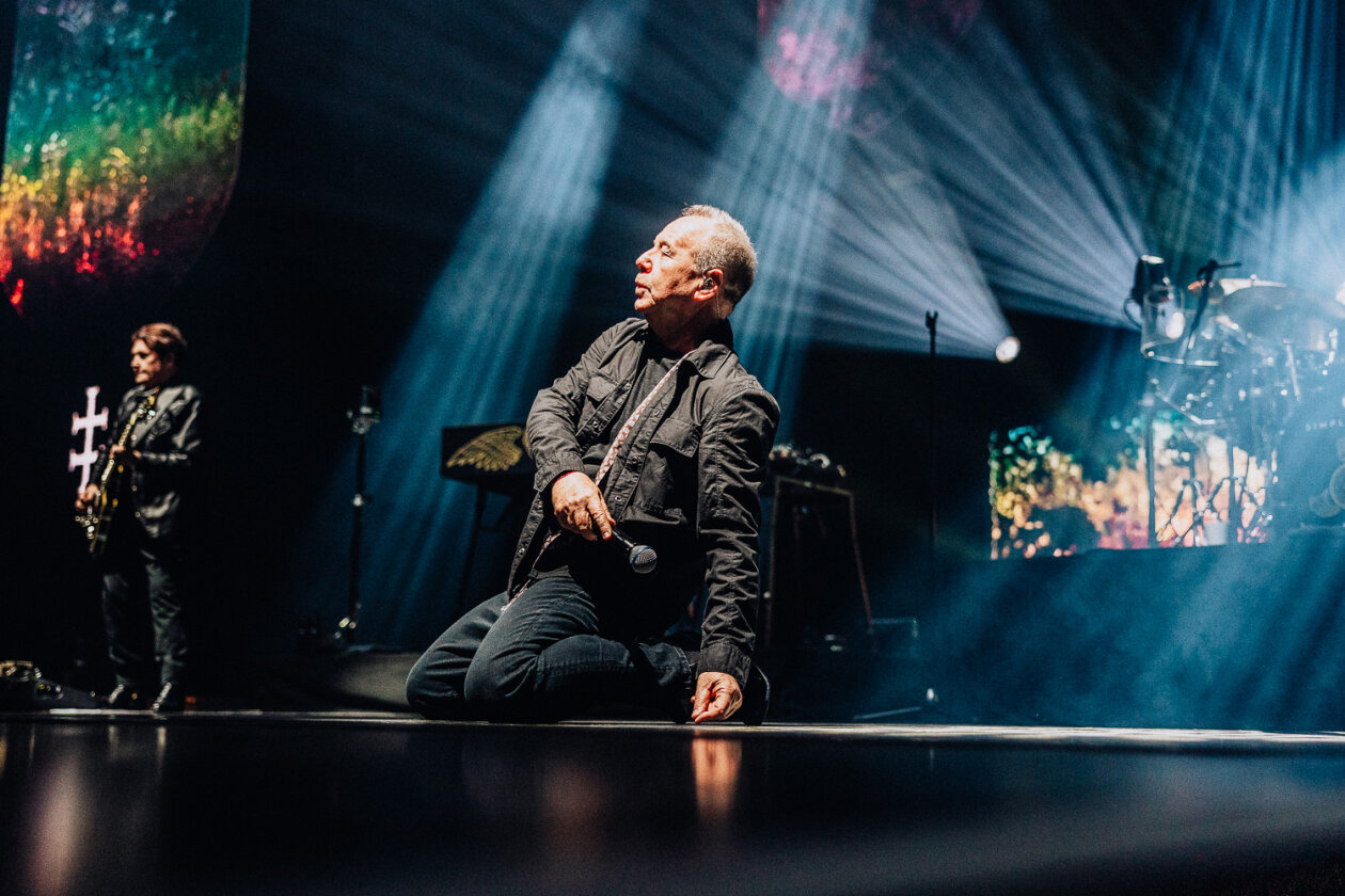 Auf Stippvisite in der Haupstadt: Jim Kerr, Charlie Burchill und Band auf Global Tour 2024. – Simple Minds.