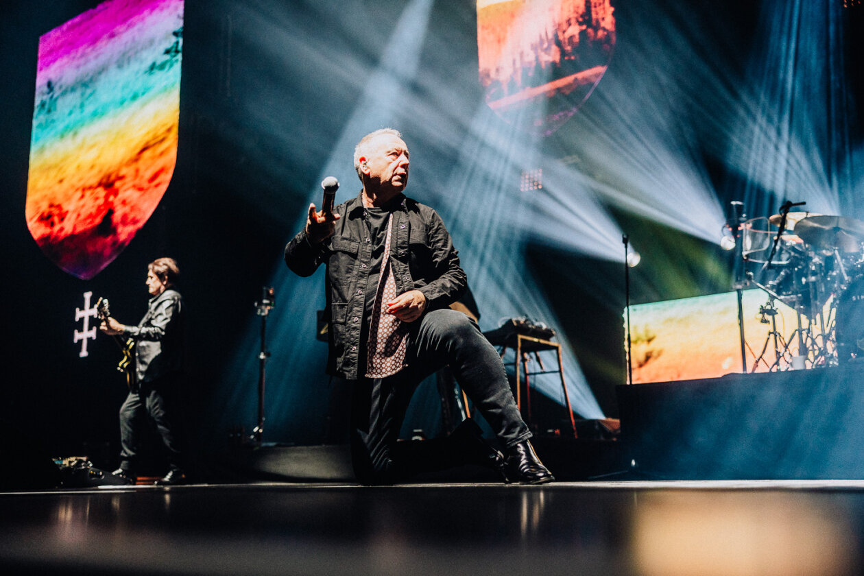 Auf Stippvisite in der Haupstadt: Jim Kerr, Charlie Burchill und Band auf Global Tour 2024. – Simple Minds.