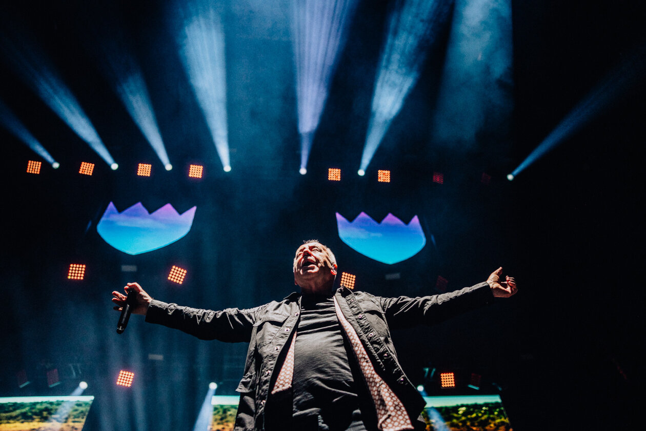 Auf Stippvisite in der Haupstadt: Jim Kerr, Charlie Burchill und Band auf Global Tour 2024. – Simple Minds.