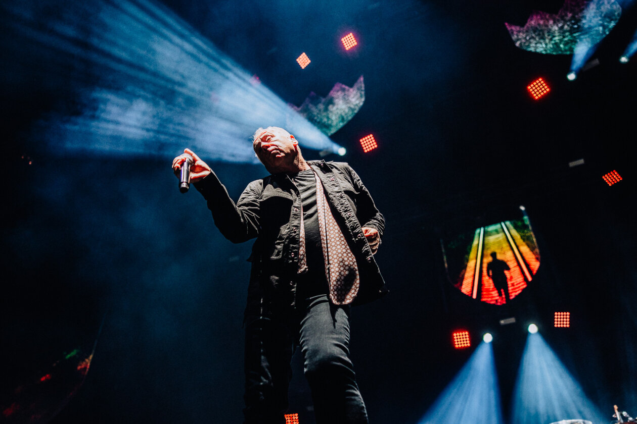 Auf Stippvisite in der Haupstadt: Jim Kerr, Charlie Burchill und Band auf Global Tour 2024. – Simple Minds.