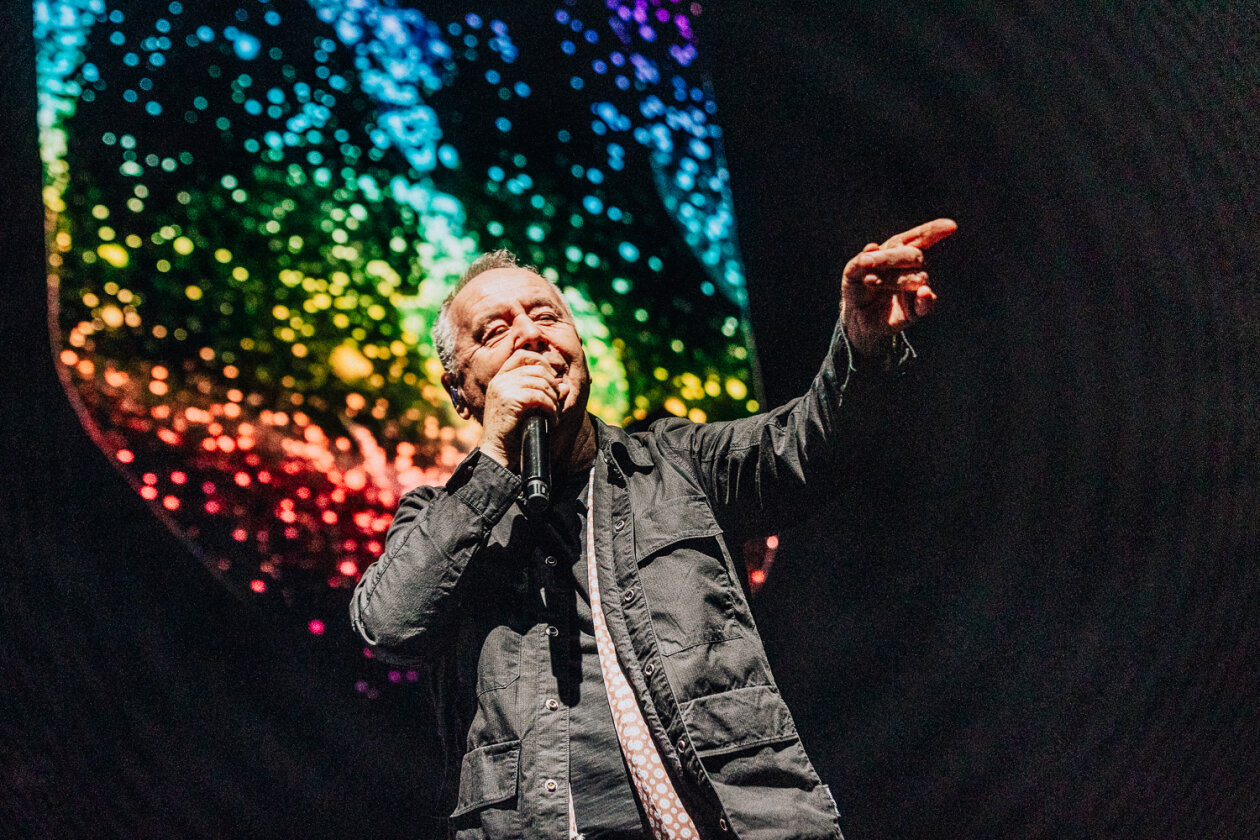 Auf Stippvisite in der Haupstadt: Jim Kerr, Charlie Burchill und Band auf Global Tour 2024. – Simple Minds.