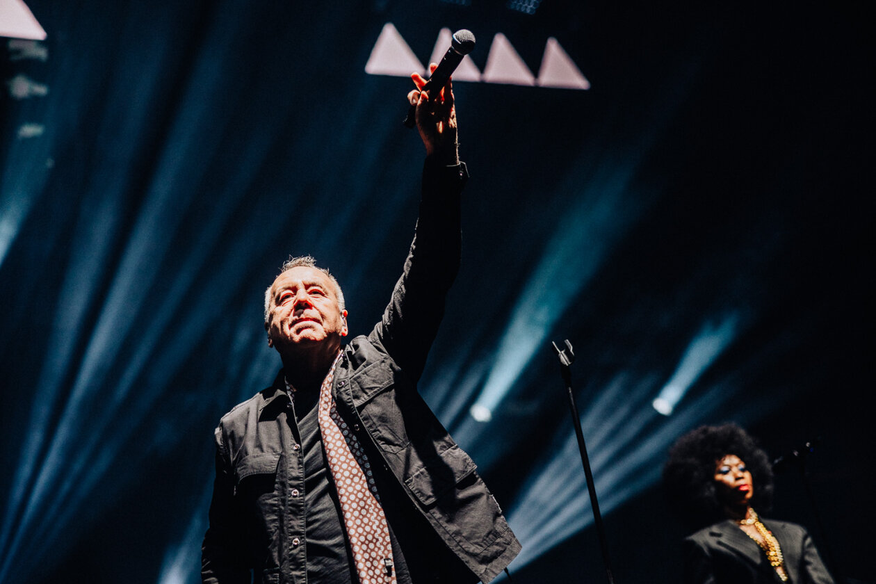 Auf Stippvisite in der Haupstadt: Jim Kerr, Charlie Burchill und Band auf Global Tour 2024. – Simple Minds.