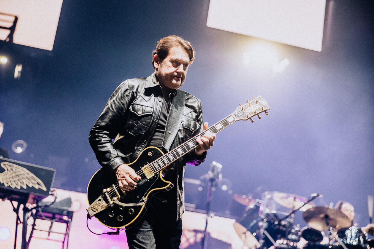 Auf Stippvisite in der Haupstadt: Jim Kerr, Charlie Burchill und Band auf Global Tour 2024. – Simple Minds.