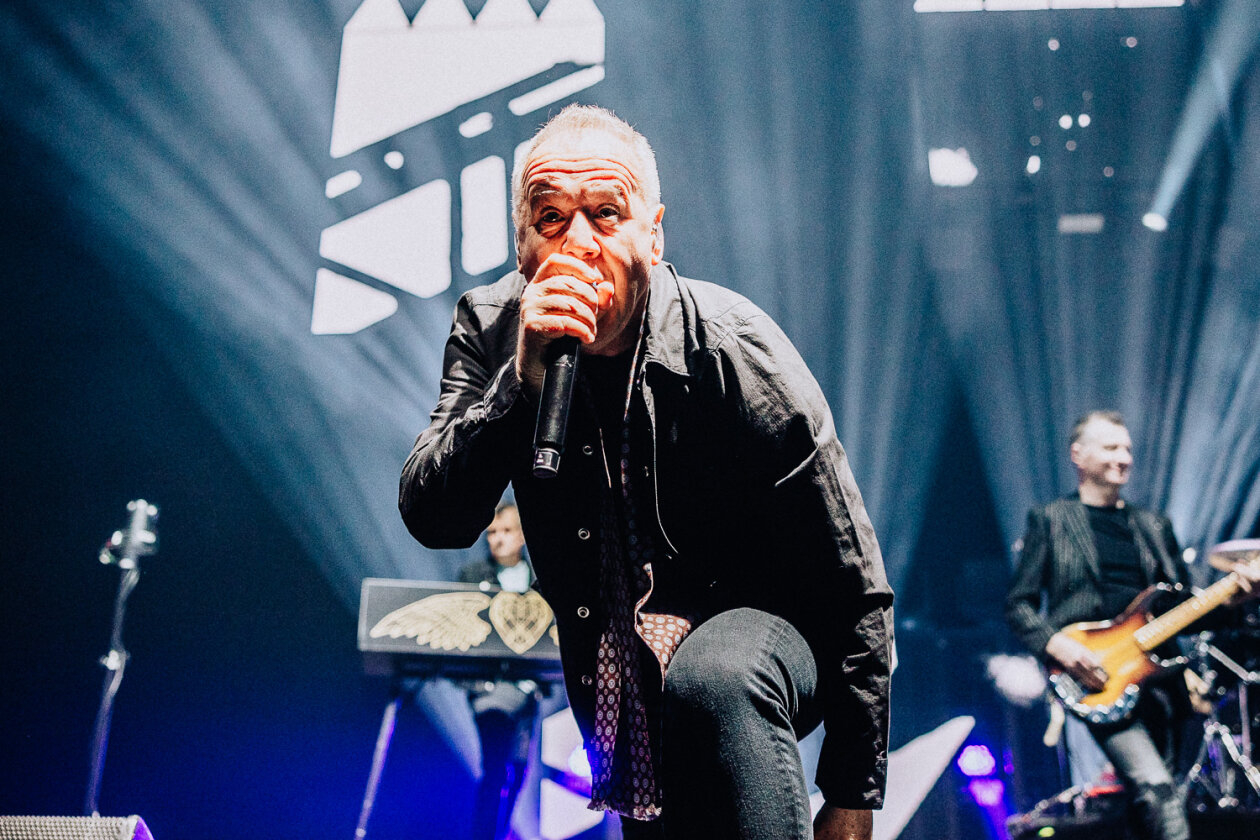 Auf Stippvisite in der Haupstadt: Jim Kerr, Charlie Burchill und Band auf Global Tour 2024. – Simple Minds.