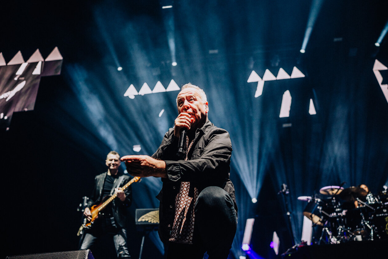 Auf Stippvisite in der Haupstadt: Jim Kerr, Charlie Burchill und Band auf Global Tour 2024. – Simple Minds.