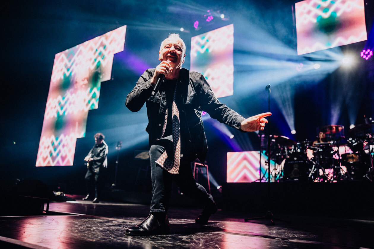 Auf Stippvisite in der Haupstadt: Jim Kerr, Charlie Burchill und Band auf Global Tour 2024. – Simple Minds.
