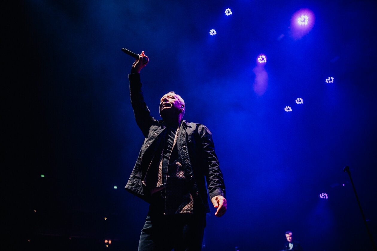 Auf Stippvisite in der Haupstadt: Jim Kerr, Charlie Burchill und Band auf Global Tour 2024. – Simple Minds.