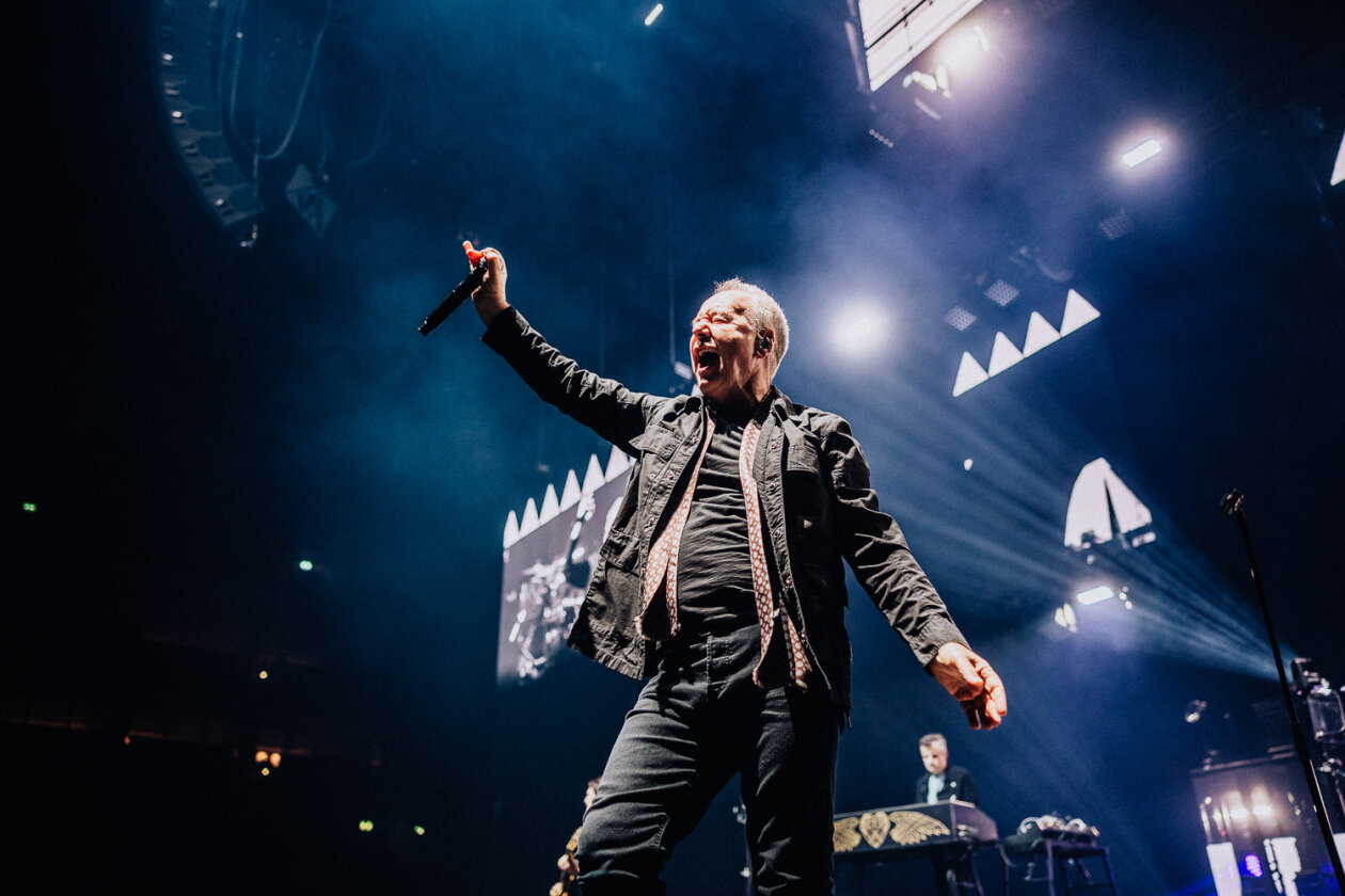 Auf Stippvisite in der Haupstadt: Jim Kerr, Charlie Burchill und Band auf Global Tour 2024. – Simple Minds.