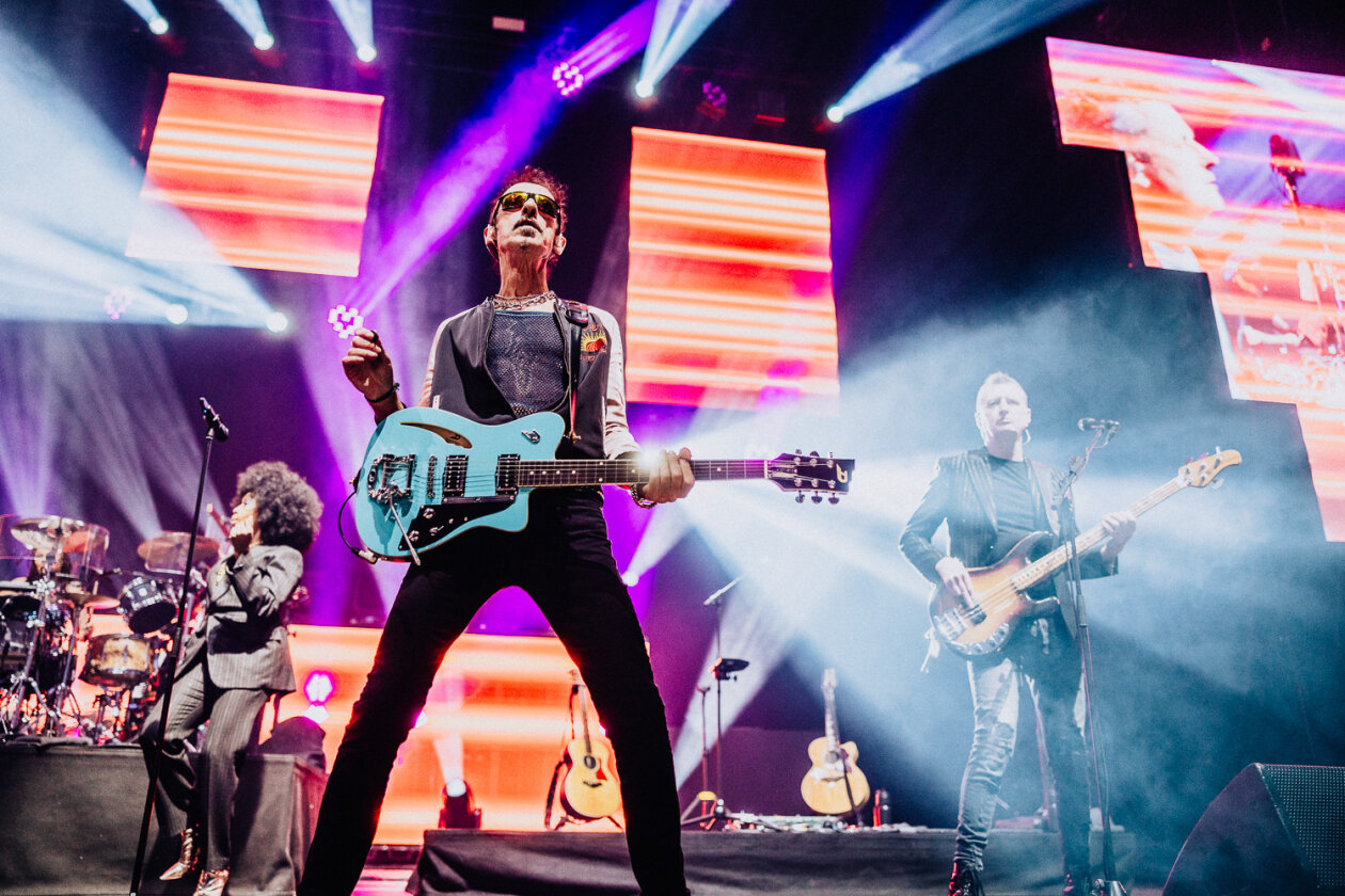 Auf Stippvisite in der Haupstadt: Jim Kerr, Charlie Burchill und Band auf Global Tour 2024. – Simple Minds.