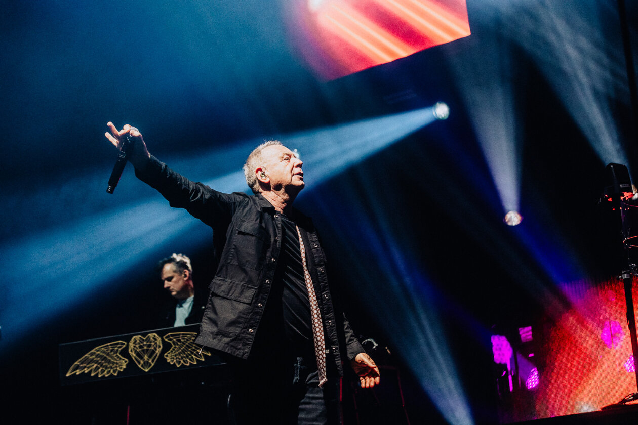 Auf Stippvisite in der Haupstadt: Jim Kerr, Charlie Burchill und Band auf Global Tour 2024. – Simple Minds.