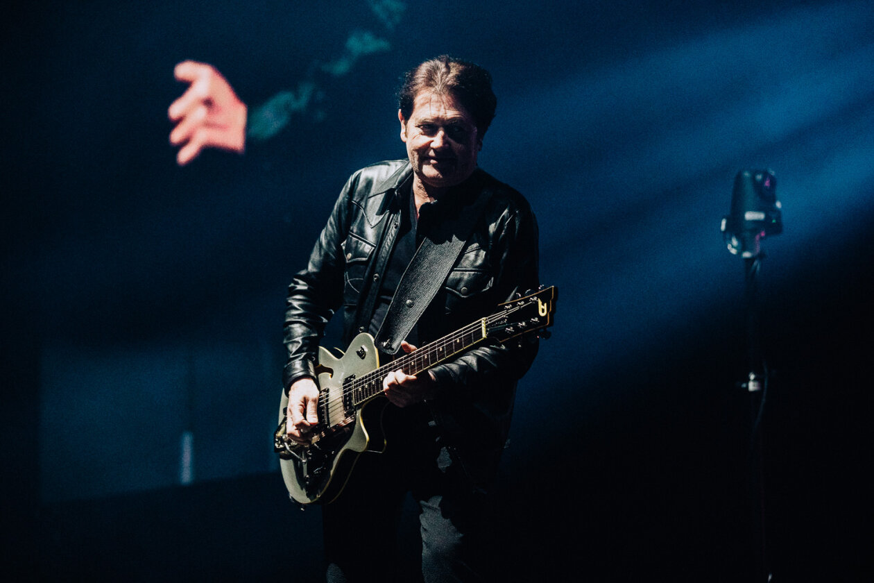 Auf Stippvisite in der Haupstadt: Jim Kerr, Charlie Burchill und Band auf Global Tour 2024. – Simple Minds.