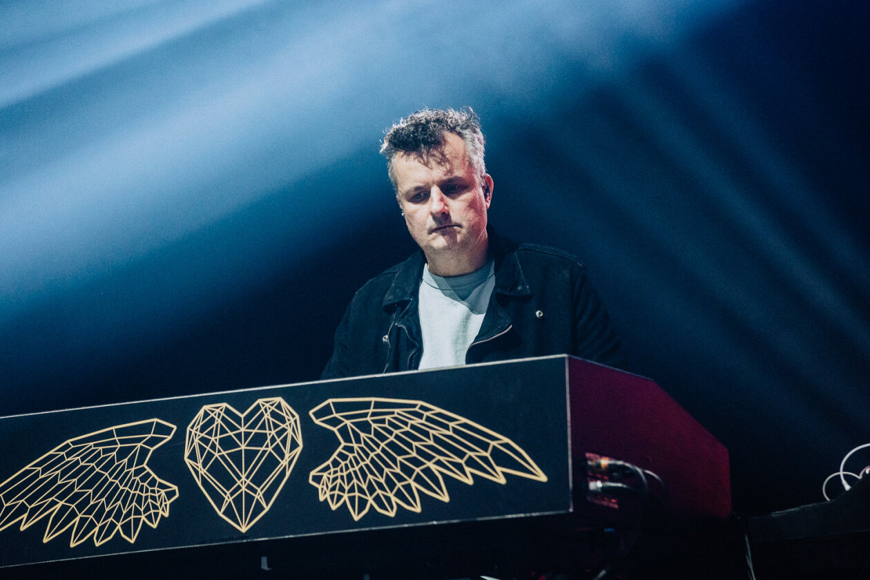 Auf Stippvisite in der Haupstadt: Jim Kerr, Charlie Burchill und Band auf Global Tour 2024. – Simple Minds.
