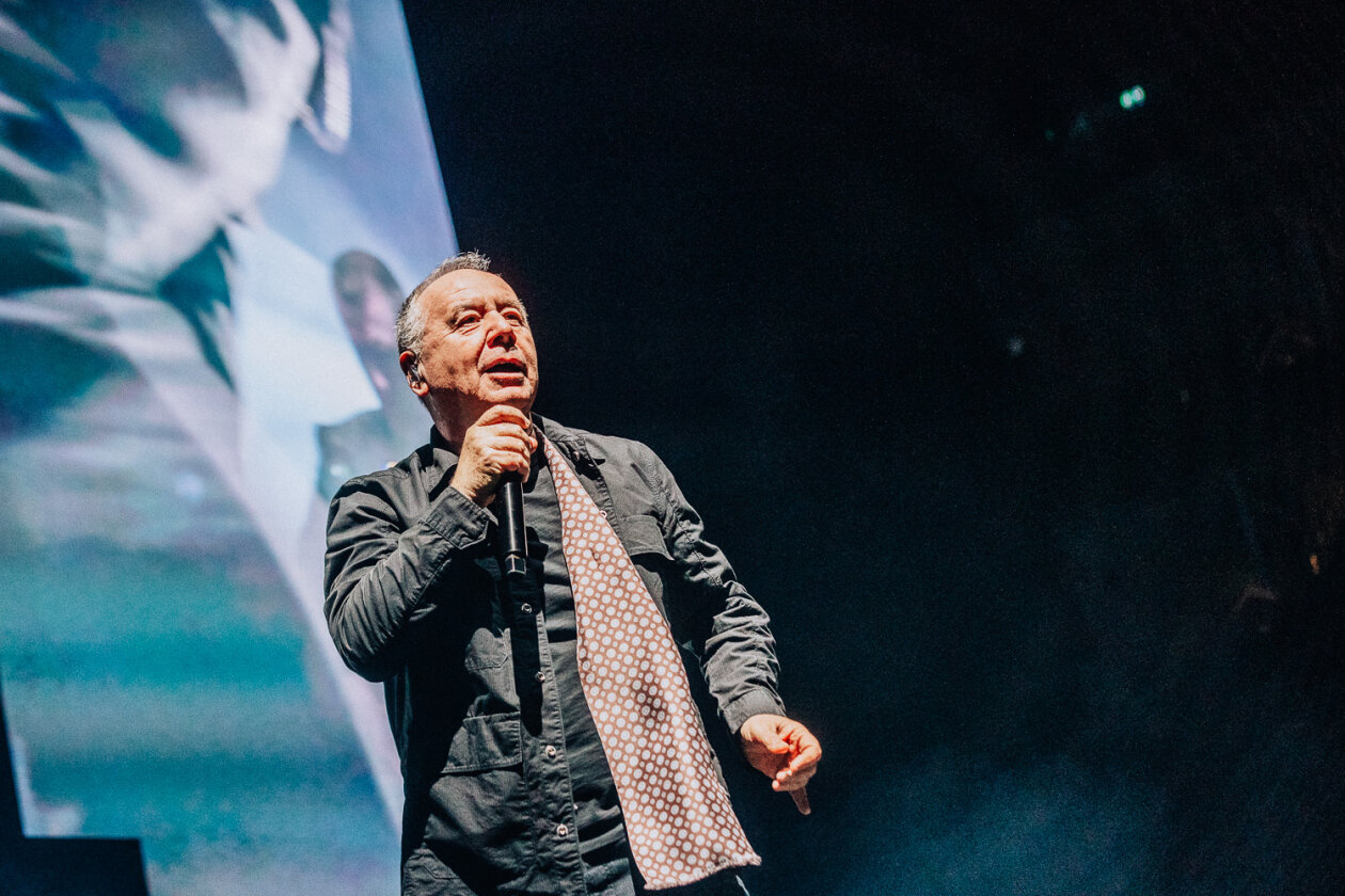 Auf Stippvisite in der Haupstadt: Jim Kerr, Charlie Burchill und Band auf Global Tour 2024. – Simple Minds.