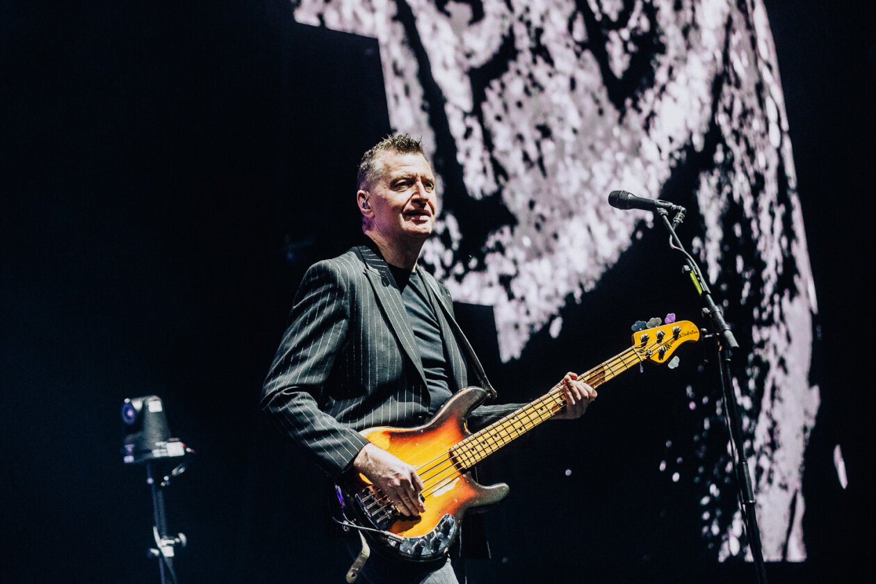 Auf Stippvisite in der Haupstadt: Jim Kerr, Charlie Burchill und Band auf Global Tour 2024. – Simple Minds.