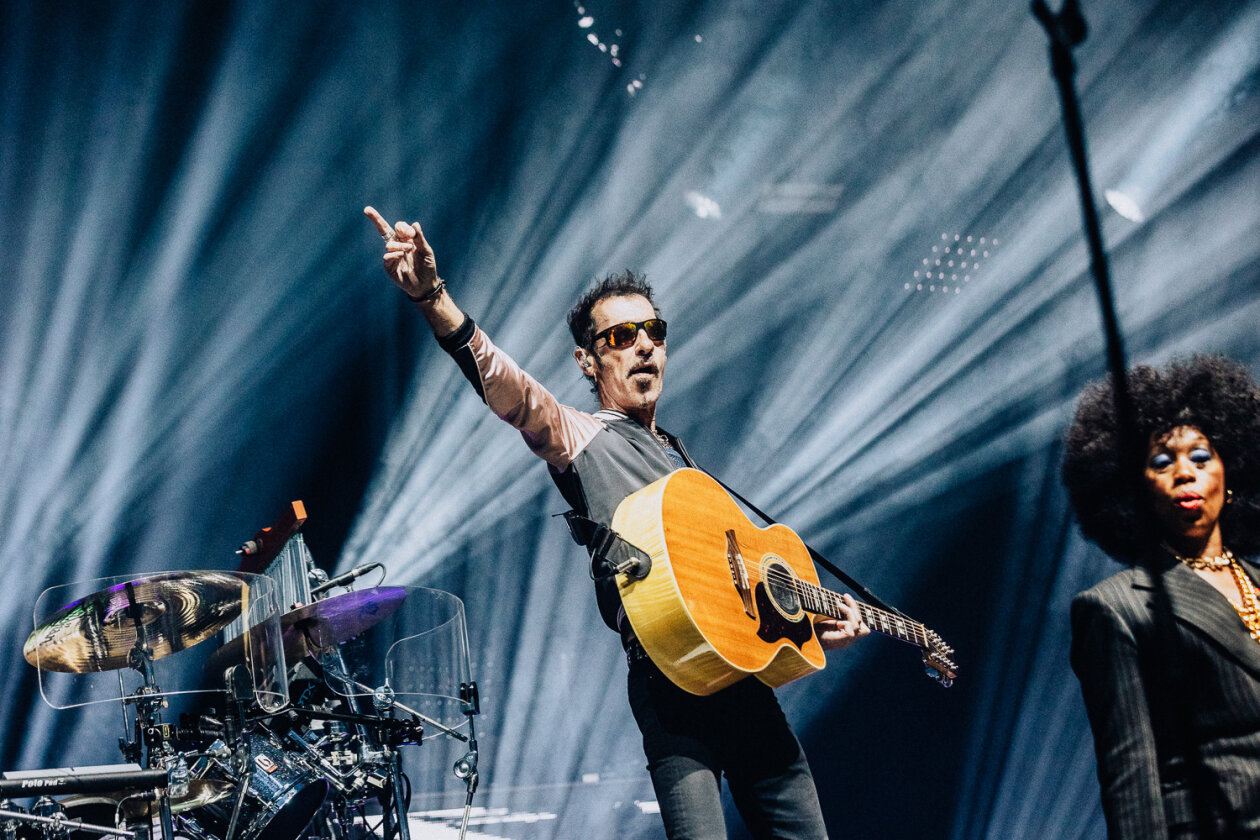 Auf Stippvisite in der Haupstadt: Jim Kerr, Charlie Burchill und Band auf Global Tour 2024. – Simple Minds.