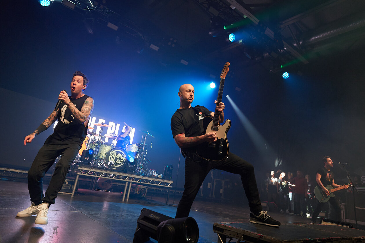 Die alten Hits und das noch immer aktuelle Album "Harder Than It Looks" im Gepäck: Punkpop-Partyalarm vor vollem Haus. – Simple Plan.