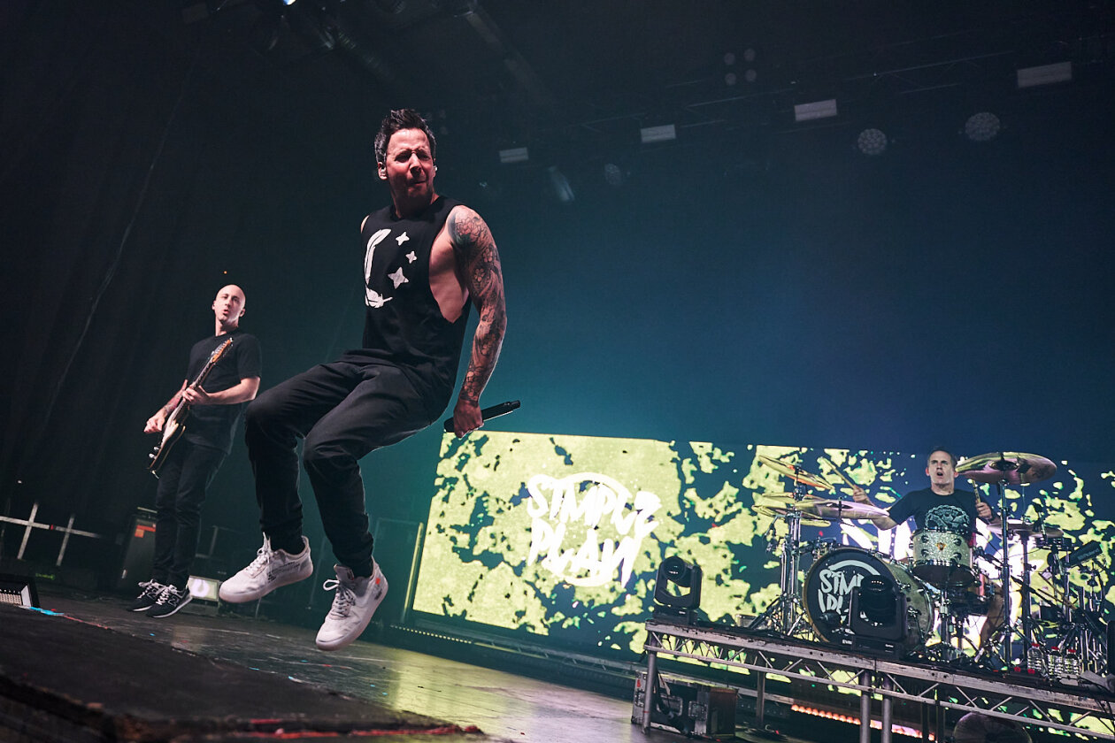 Die alten Hits und das noch immer aktuelle Album "Harder Than It Looks" im Gepäck: Punkpop-Partyalarm vor vollem Haus. – Simple Plan.