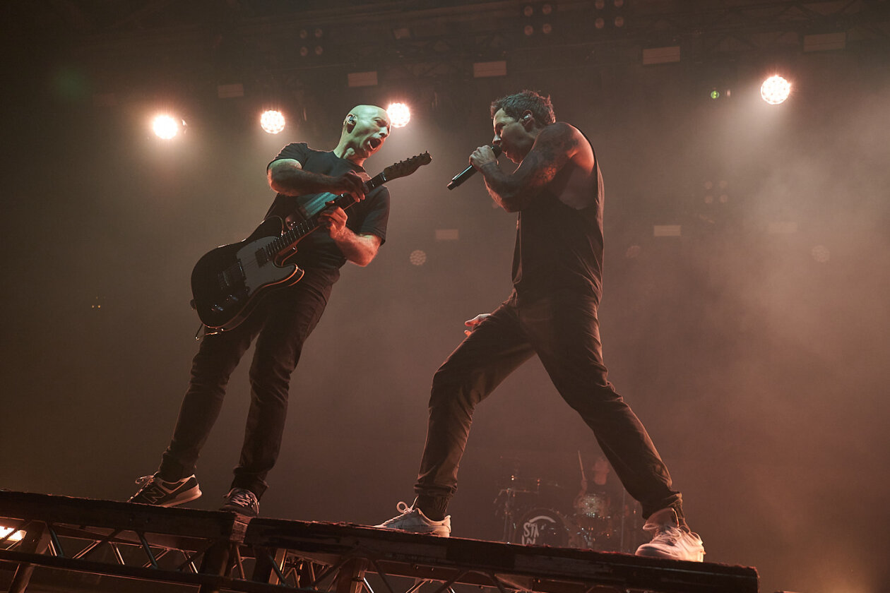 Die alten Hits und das noch immer aktuelle Album "Harder Than It Looks" im Gepäck: Punkpop-Partyalarm vor vollem Haus. – Simple Plan.