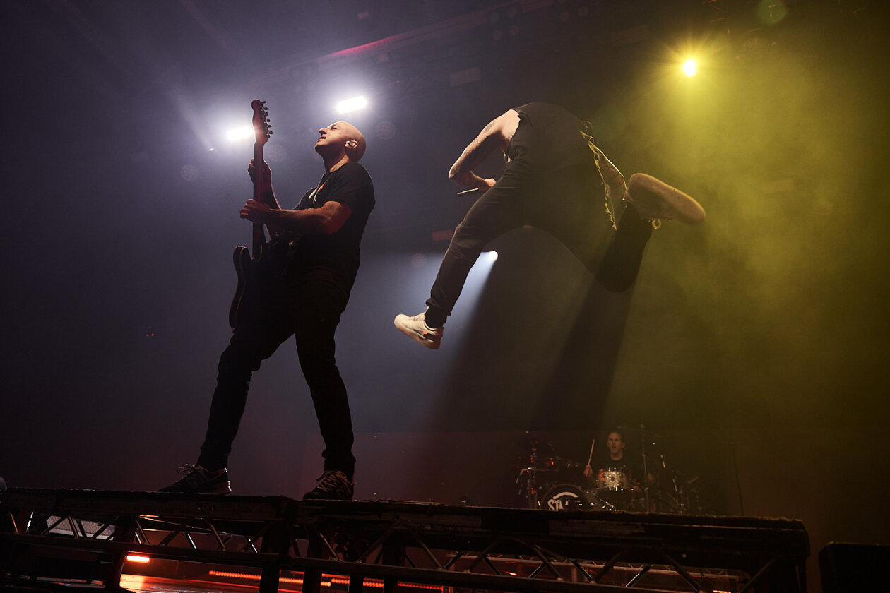 Die alten Hits und das noch immer aktuelle Album "Harder Than It Looks" im Gepäck: Punkpop-Partyalarm vor vollem Haus. – Simple Plan.