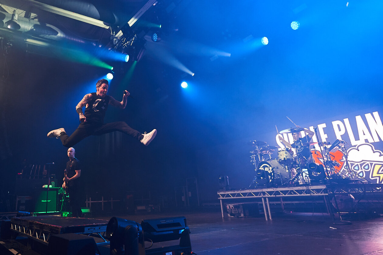 Simple Plan – Die alten Hits und das noch immer aktuelle Album "Harder Than It Looks" im Gepäck: Punkpop-Partyalarm vor vollem Haus. – Action!