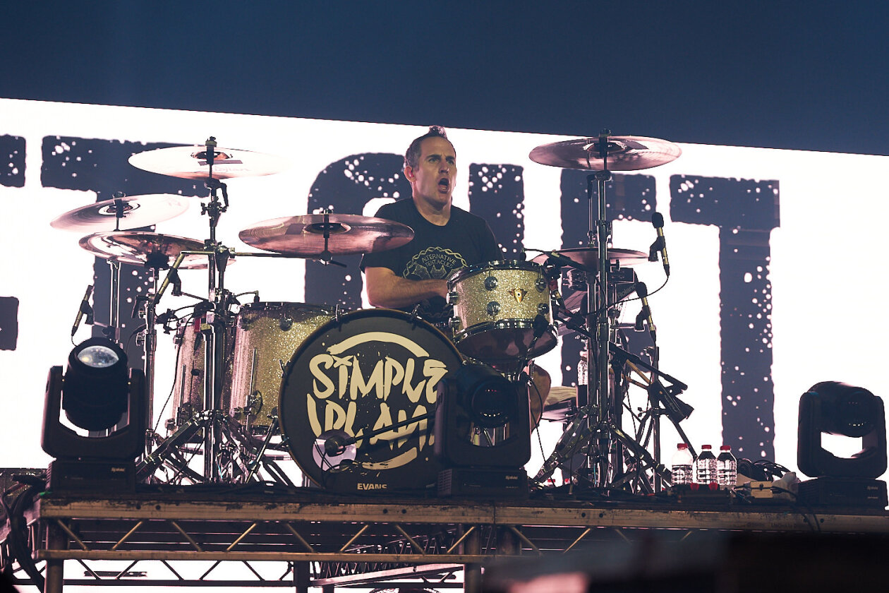Simple Plan – Die alten Hits und das noch immer aktuelle Album "Harder Than It Looks" im Gepäck: Punkpop-Partyalarm vor vollem Haus. – Chuck Comeau.