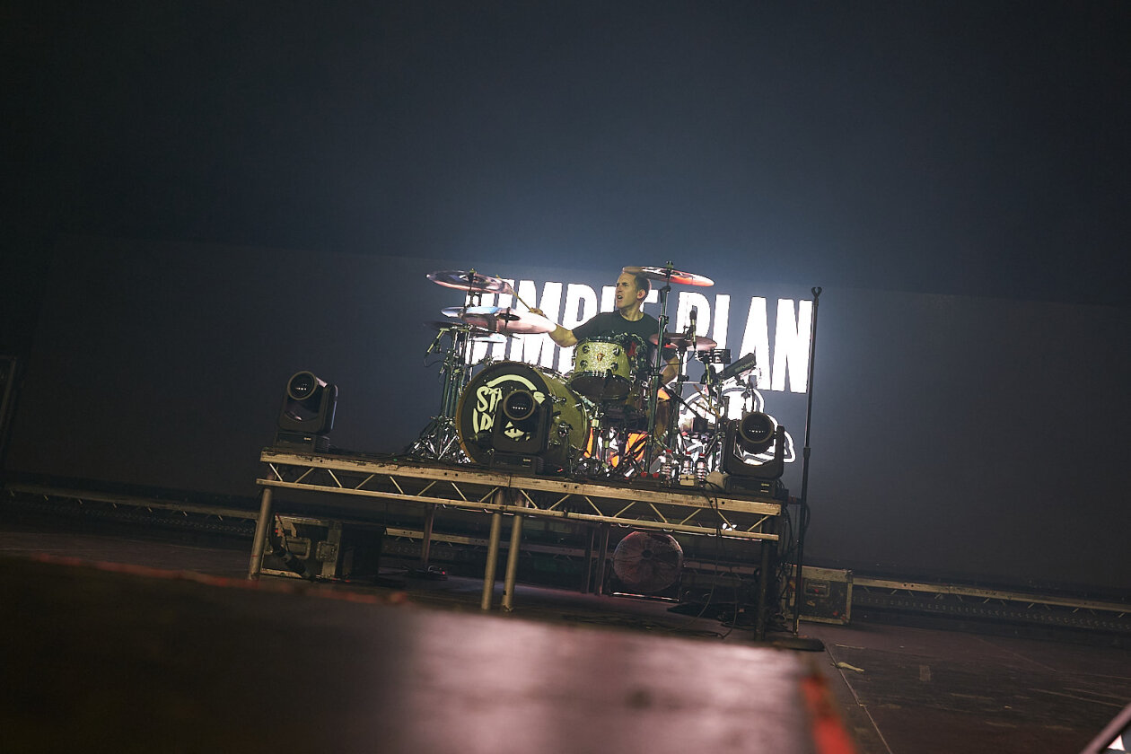 Simple Plan – Die alten Hits und das noch immer aktuelle Album "Harder Than It Looks" im Gepäck: Punkpop-Partyalarm vor vollem Haus. – Chuck Comeau.