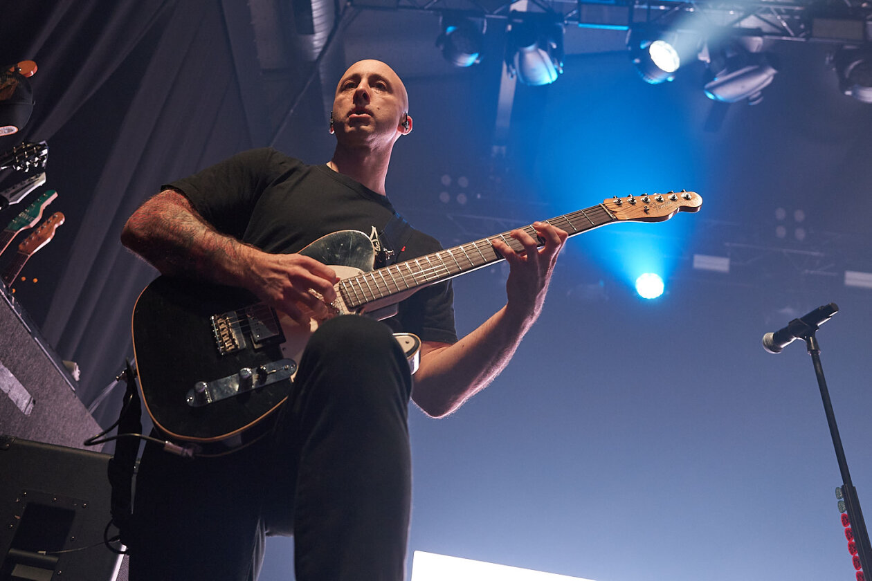 Simple Plan – Die alten Hits und das noch immer aktuelle Album "Harder Than It Looks" im Gepäck: Punkpop-Partyalarm vor vollem Haus. – Jeff Stinco.