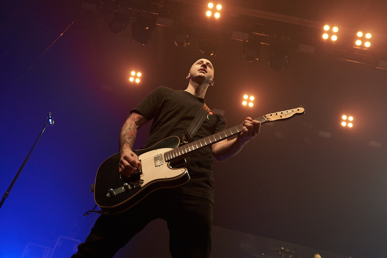 Simple Plan – Die alten Hits und das noch immer aktuelle Album "Harder Than It Looks" im Gepäck: Punkpop-Partyalarm vor vollem Haus. – Jeff Stinco.