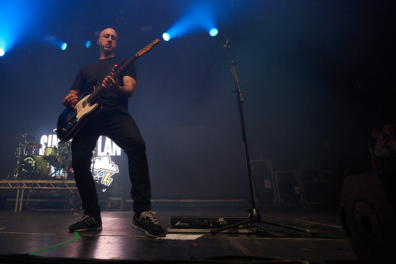 Simple Plan – Die alten Hits und das noch immer aktuelle Album "Harder Than It Looks" im Gepäck: Punkpop-Partyalarm vor vollem Haus. – Jeff Stinco.