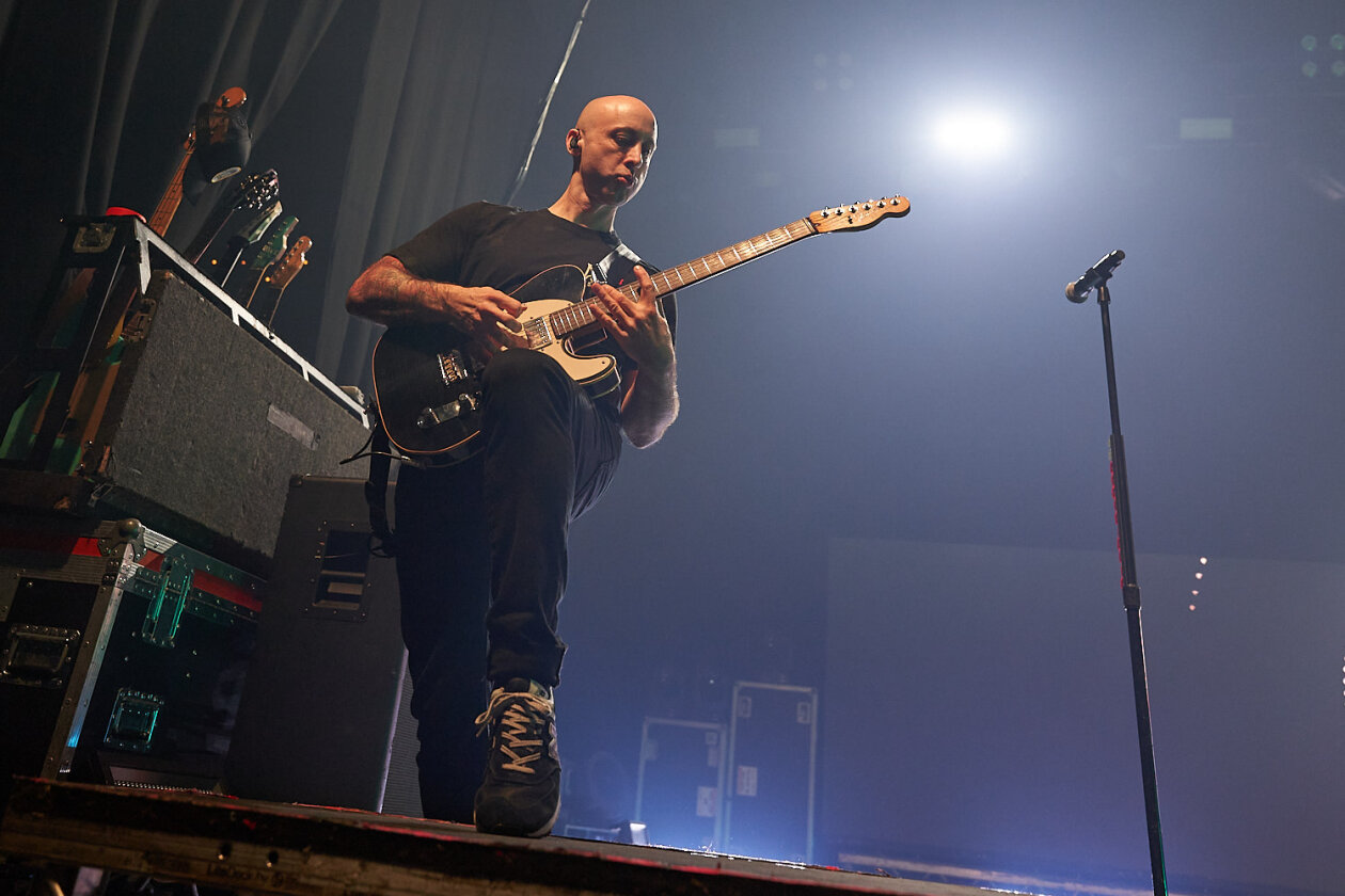 Simple Plan – Die alten Hits und das noch immer aktuelle Album "Harder Than It Looks" im Gepäck: Punkpop-Partyalarm vor vollem Haus. – Jeff Stinco.