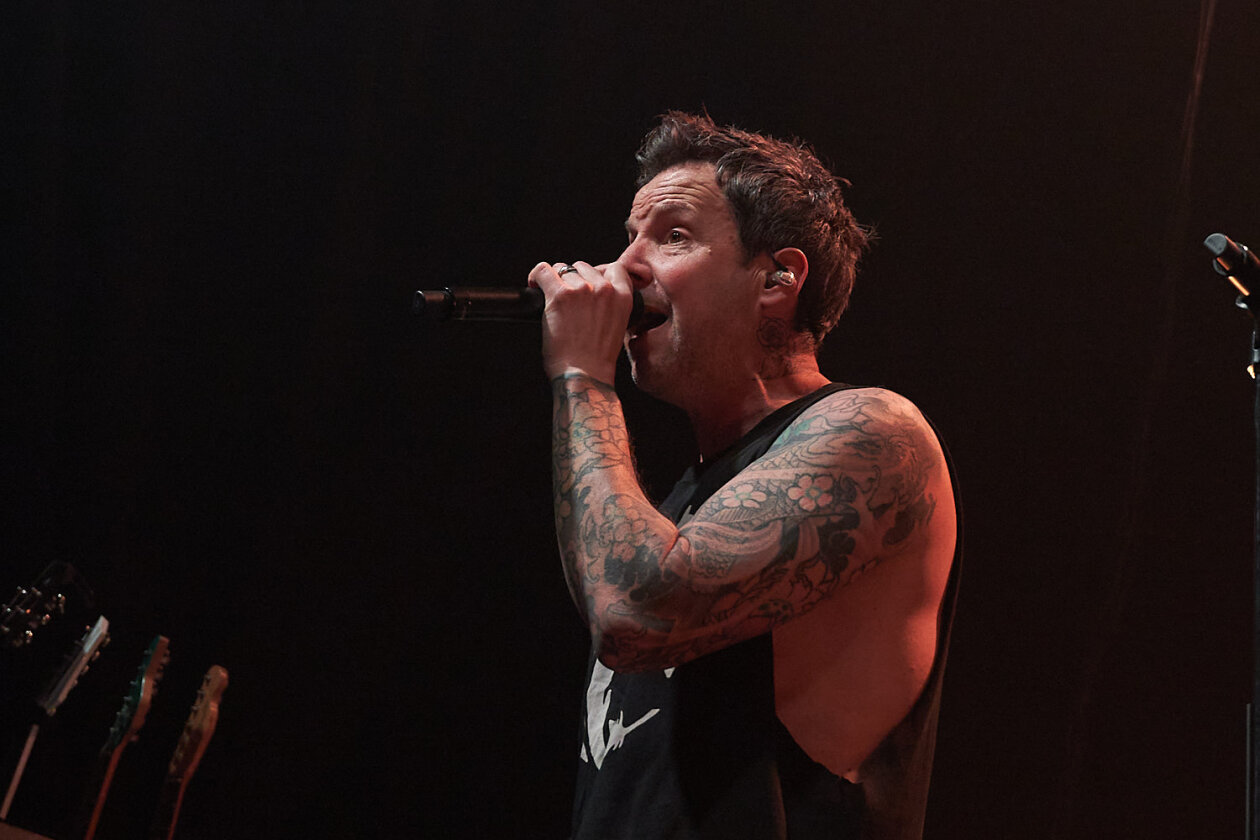 Simple Plan – Die alten Hits und das noch immer aktuelle Album "Harder Than It Looks" im Gepäck: Punkpop-Partyalarm vor vollem Haus. – Pierre Bouvier.
