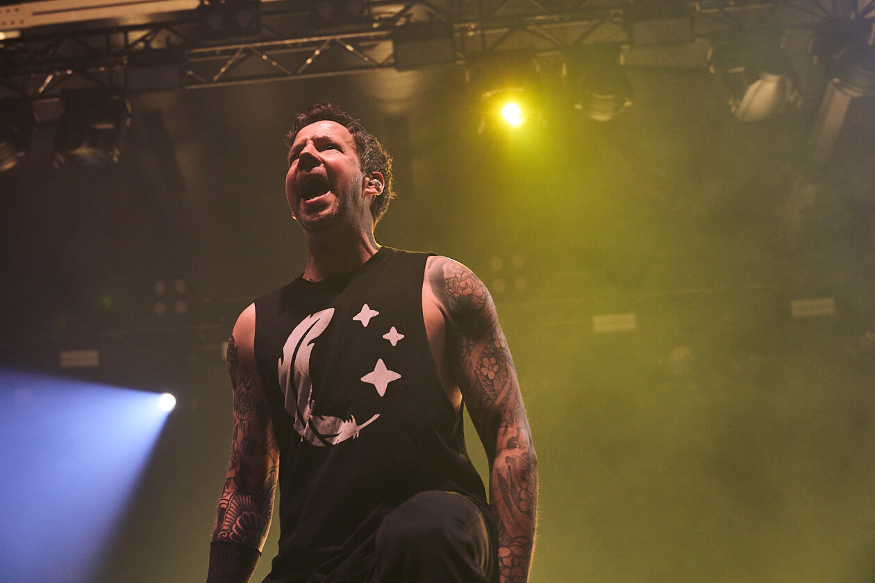 Simple Plan – Die alten Hits und das noch immer aktuelle Album "Harder Than It Looks" im Gepäck: Punkpop-Partyalarm vor vollem Haus. – Pierre Bouvier.