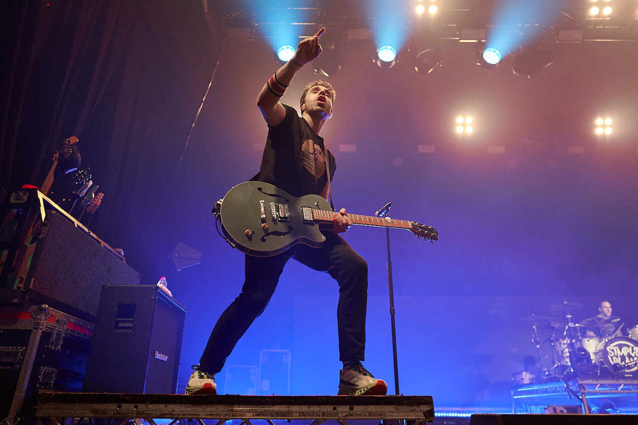 Simple Plan – Die alten Hits und das noch immer aktuelle Album "Harder Than It Looks" im Gepäck: Punkpop-Partyalarm vor vollem Haus. – Sébastien Lefebvre.