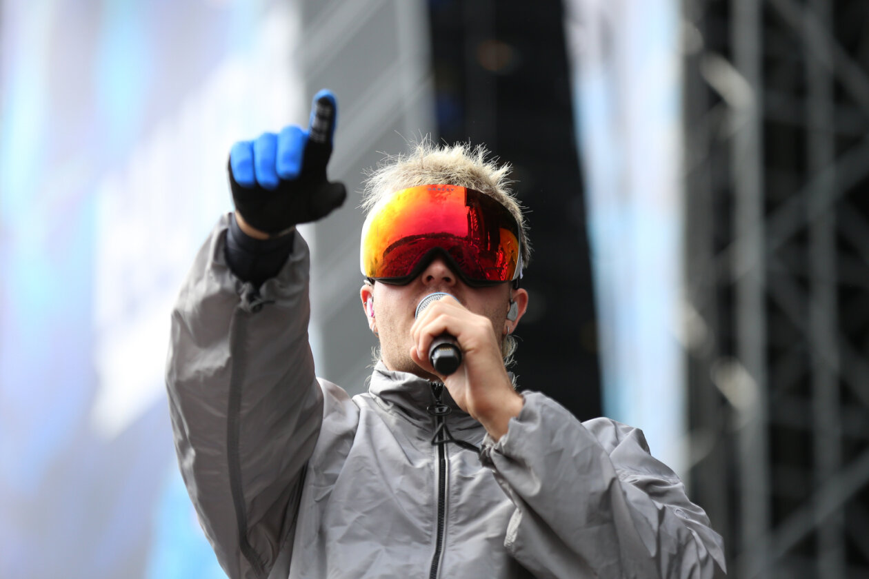 Die Jugend feiert den Deutschrapper auf der River Stage. – Ski Aggu.