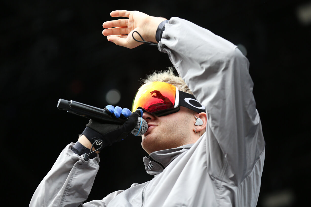 Die Jugend feiert den Deutschrapper auf der River Stage. – Ski Aggu.
