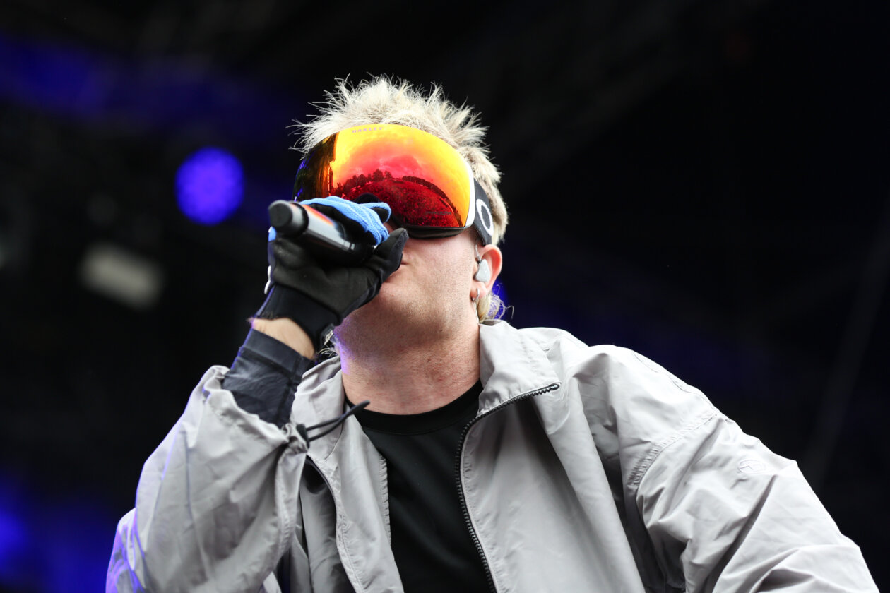 Die Jugend feiert den Deutschrapper auf der River Stage. – Ski Aggu.