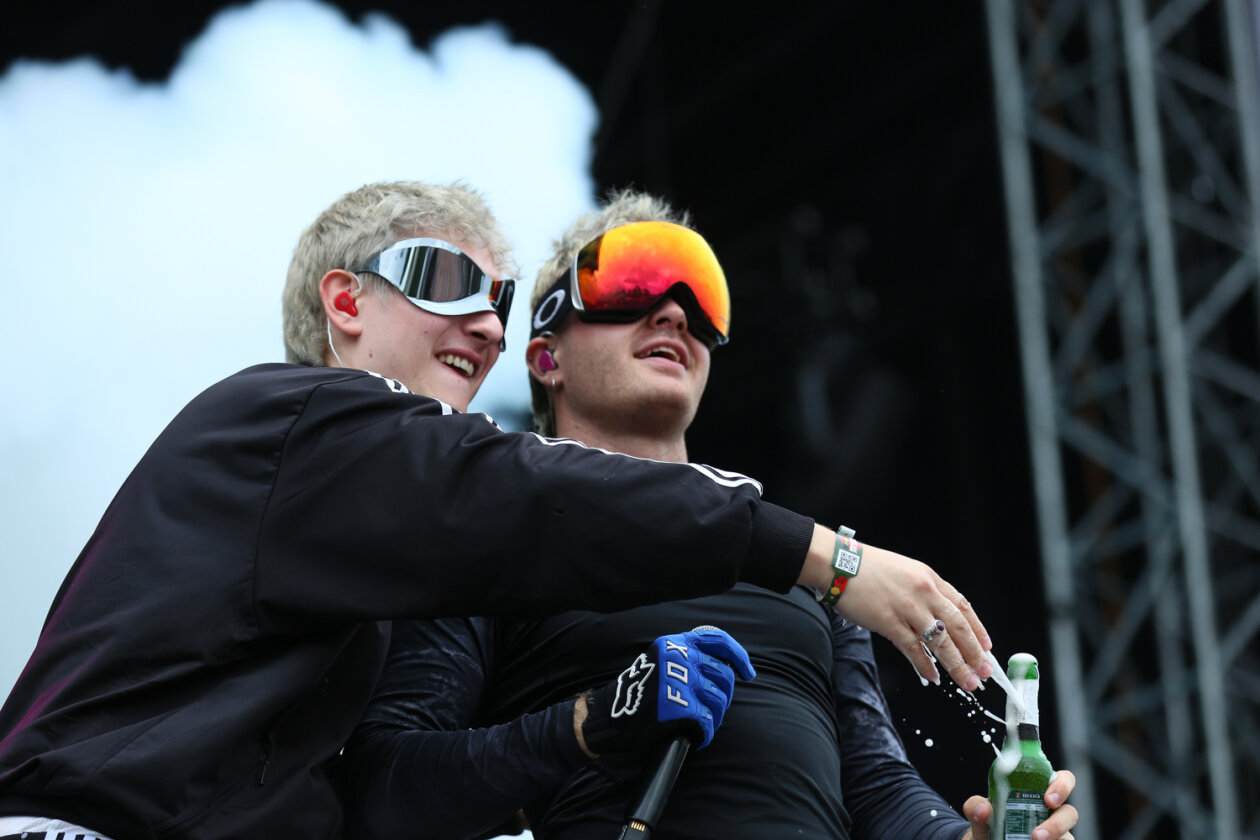 Die Jugend feiert den Deutschrapper auf der River Stage. – Ski Aggu.