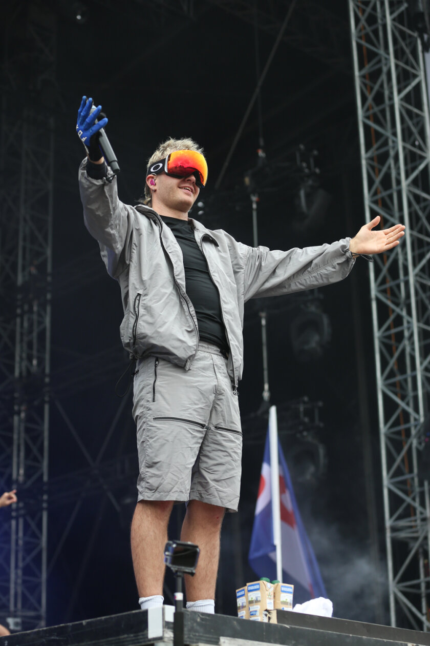 Die Jugend feiert den Deutschrapper auf der River Stage. – Ski Aggu.