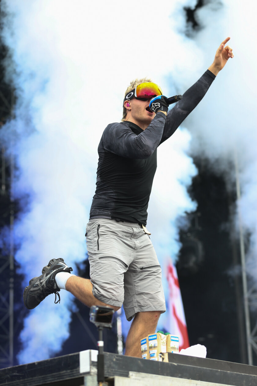 Die Jugend feiert den Deutschrapper auf der River Stage. – Ski Aggu.