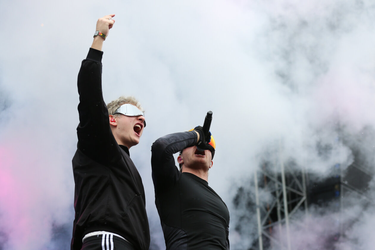 Die Jugend feiert den Deutschrapper auf der River Stage. – Ski Aggu.