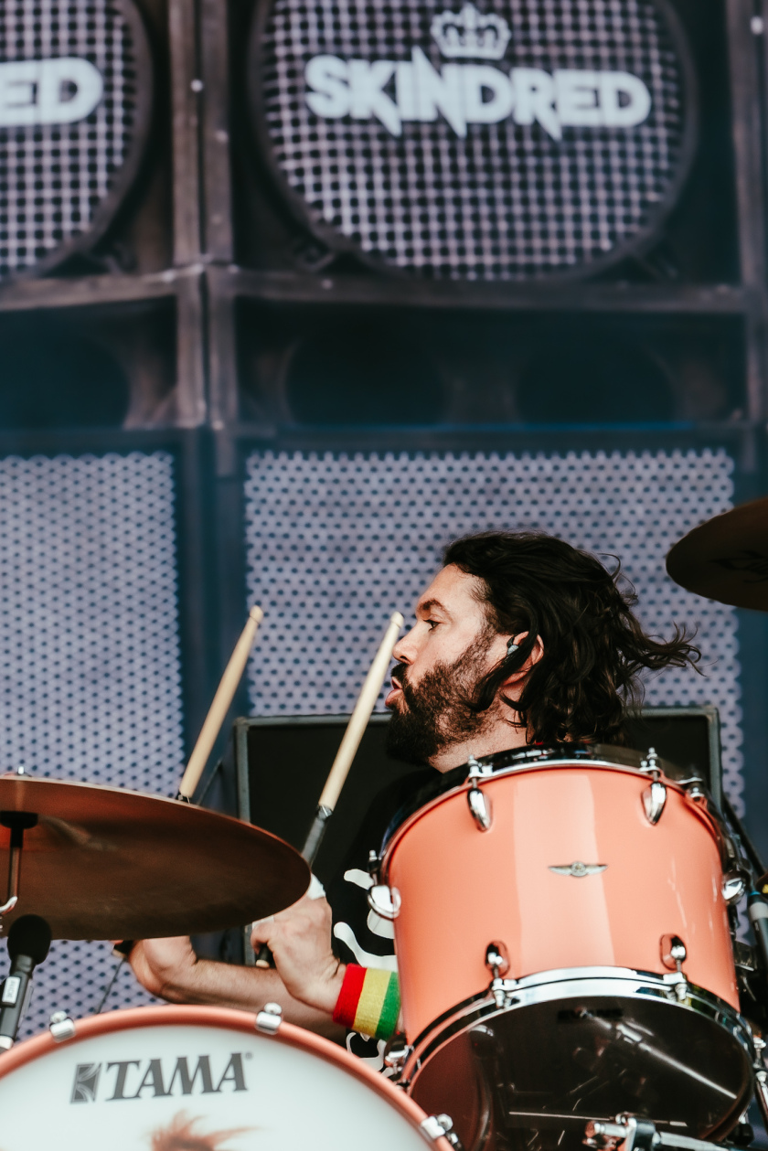 Bereits vor einem Jahrzehnt beim Doppelfestival zu Gast: die Alt-Metal-veteranen aus Wales. – Skindred.