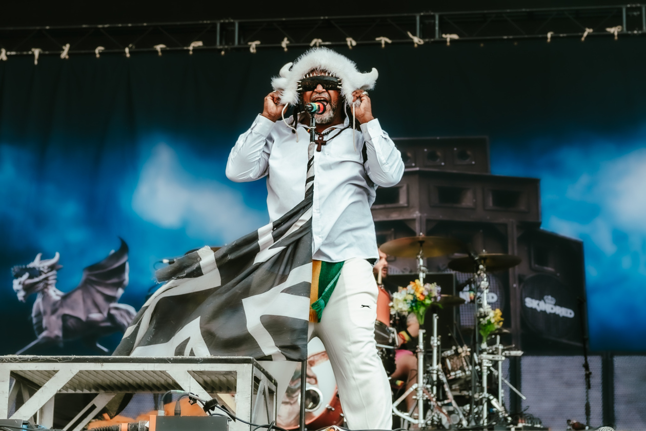 Bereits vor einem Jahrzehnt beim Doppelfestival zu Gast: die Alt-Metal-veteranen aus Wales. – Skindred.