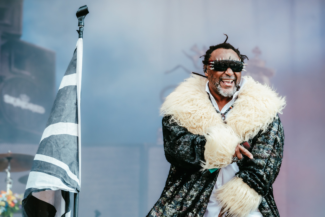 Bereits vor einem Jahrzehnt beim Doppelfestival zu Gast: die Alt-Metal-veteranen aus Wales. – Skindred.