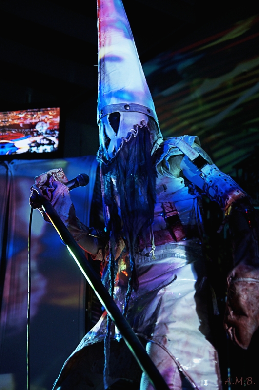 Genial durch Licht, Ton und Gestik in Szene gesetzt. – Skinny Puppy
