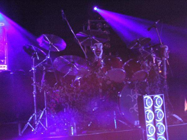 Skinny Puppy boten sowohl musikalisch, als auch visuell eine sehr surreale Show. – 